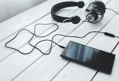 曼联老板称英国已被“移民殖民”，引发多方谴责